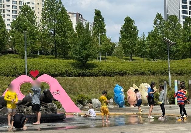 35도 폭염에 '분수 물맞이' 하러 공원으로…인천 시민들 '더위 식히기'