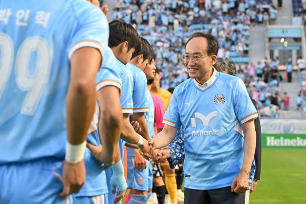 추경호 대구시장, 대구FC 홈경기 시축…성남FC에 3대 2 역전승