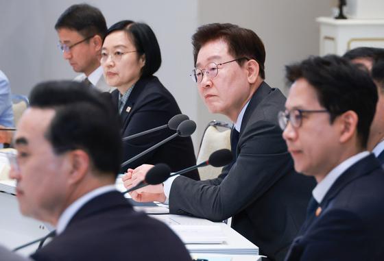 李대통령 "물가 부담 없다면 가정용 전기료 조정해야 하는 상황"