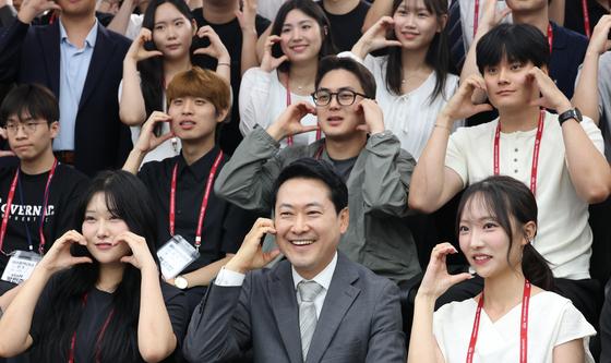 장동혁, 청년 당원들과 '볼하트'