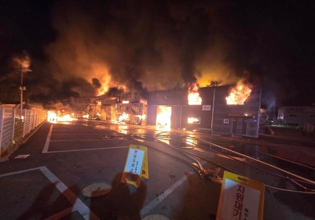  파주 전자제품 창고서 '화재'…건물 4개 동 번져 '대응 1단계'