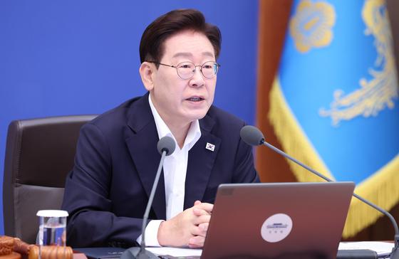 李대통령 "잠재성장률 3%, 세계무역 4강, 국민소득 5만불 원년으로"