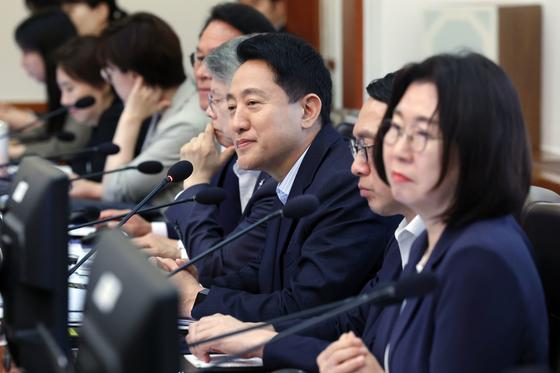 오세훈 "서울시장 말씀 드려도 되나"…韓총리 "서류로 받겠다"
