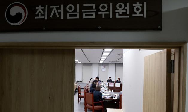 저녁까지 이어지는 2027년 최저임금 협상
