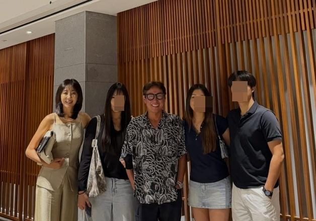 윤종신, 가족 사진 공개…훤칠한 아들·아빠보다 큰 딸들 [N샷]