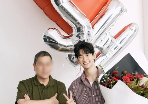 김수현, 1년 4개월 만의 복귀 속 밝은 미소…다소 수척해진 모습
