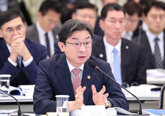 이억원 "부동산대출 입장 달라…시장 안정 vs. 청년 주거 시다리"