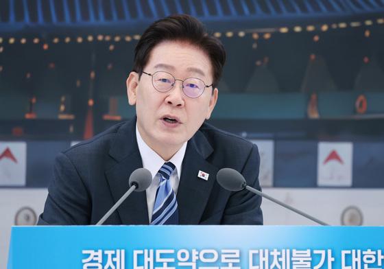 李 "첨단기업 위주 경기 회복"…산은·기은 "전통산업·소상공인 어려워"