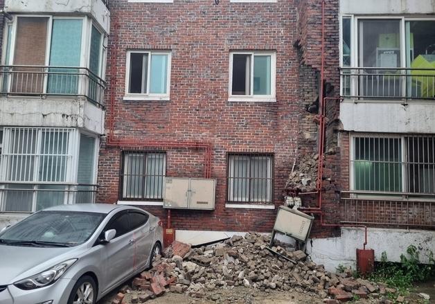 수원 다세대주택 외벽 무너져…차 2대 파손·주민 대피