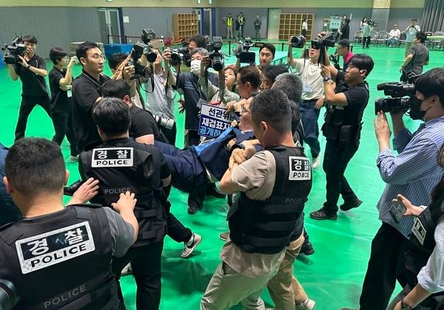 '124표차' 충주시장 재검표 돌입…항의 소동 맹정섭 후보 퇴장 조치