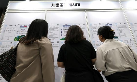 고용보험 7개월째 20만명대 증가…청년은 5.7만명 줄었다