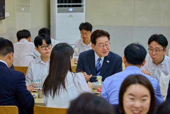 李대통령, 초복 맞아 靑 직원들과 콩국수 점심…깜짝 기자 간담회도