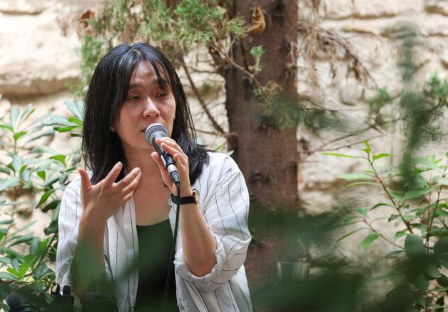 한강 "노벨상 솔직히 부담… 언어는 경쟁 아닌 인간의 존재 방식"[인터뷰]
