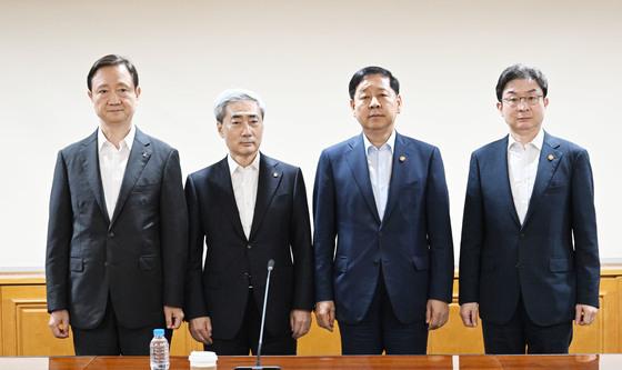 시장상황 점검 위해 한자리에 모인 F4