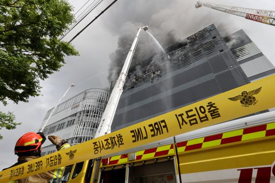  소방당국 "쿠팡물류센터 거센 주불 상당 부분 잡아"