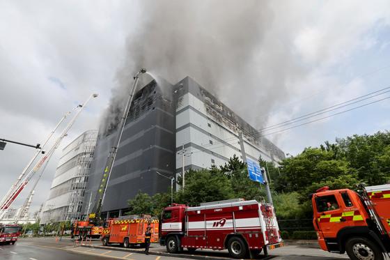 인천 쿠팡 화재 28시간 만에 주불 기세 꺾었지만…완진까진 '장기전'