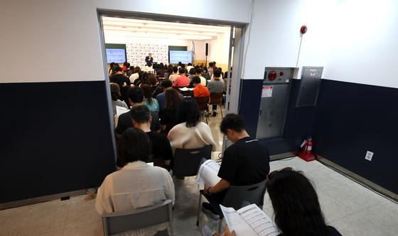 2027 대입 설명회, 강연장 밖까지 학부모들 '열공'