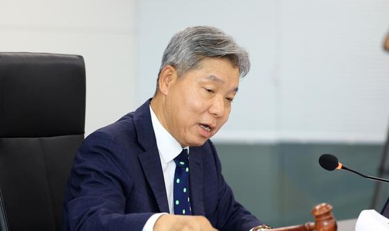 의사봉 두드리는 이영진 위원장, 배재고 징계 재심의