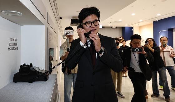 김영삼 전 대통령 목소리 듣는 한동훈 의원