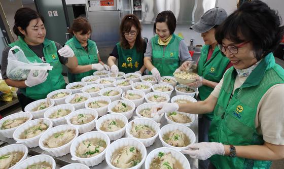 중복 앞두고 삼계탕 준비하는 부녀회원들