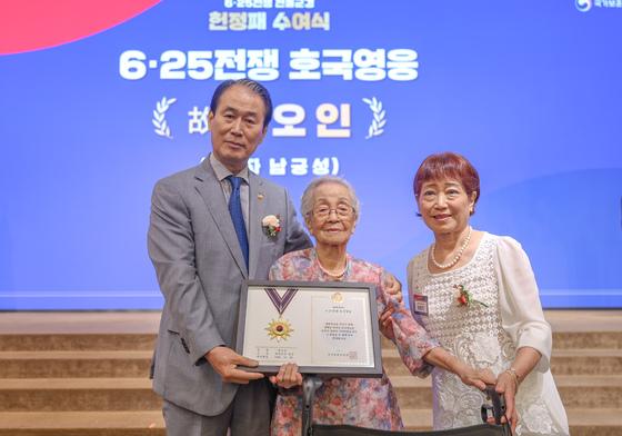 보훈장관, 제주 지역 6·25 전몰군경 유족에 헌정패 수여