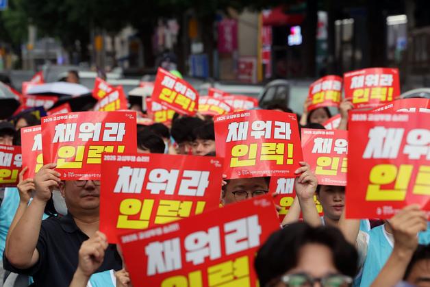 전남대병원 노사, 밤샘 협상 끝 잠정 합의…총파업 철회