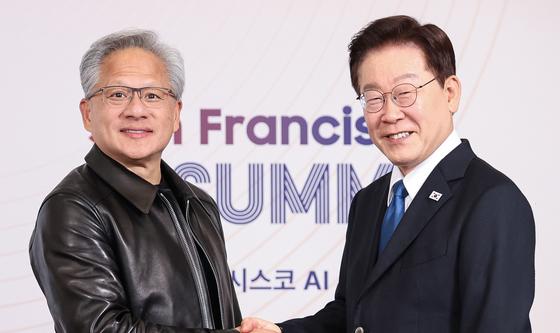 악수하는 이재명 대통령·젠슨 황 엔비디아 CEO