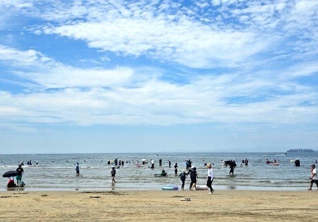 "바람마저 뜨겁지만 바다는 시원"…부산 해수욕장 피서객 북적