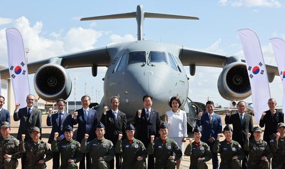 C-390 수송기 앞에서 기념촬영 하는 이재명 대통령