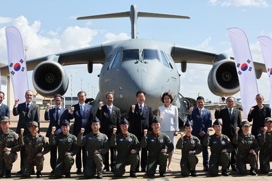 [뉴스1 PICK]李대통령, C-390 軍수송기 시찰…"한-브라질 국방협력 시작 큰 의미"