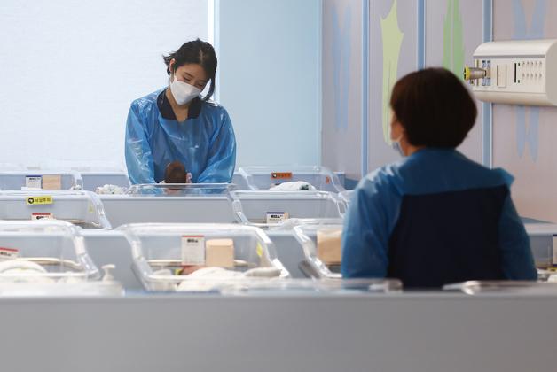'저출산 대책→인구전략' 20년만에 틀 바꿨다…출산율 대신 '삶의 질' 목표(종합)