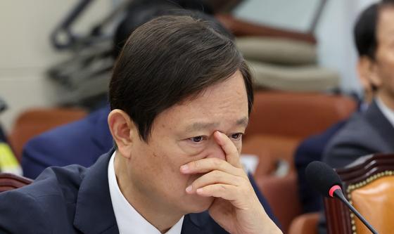 생각에 잠긴 이찬진 금감원장