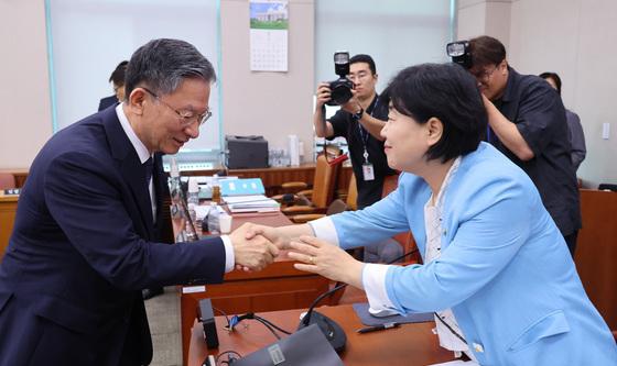 '형소법 개정안 통과' 인사하는 서영교·정성호