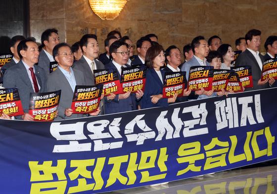 국힘, '보완수사권 폐지' 총공세…법적 대응에 장외 여론전도