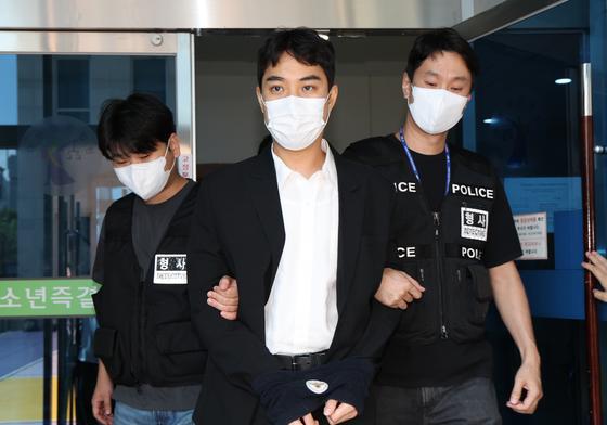 '미성년자 성매매' 최영중 구속송치…추가 피해 1명도 미성년(종합)