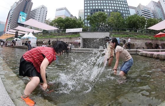 [뉴스1 PICK]"청계천으로 피서가자" 서울시 '청계천 물 첨벙첨벙'