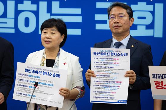 여야, 檢보완수사 폐지법 통과 후에도 공방…與 "훨씬 좋아져" 野 "위헌"