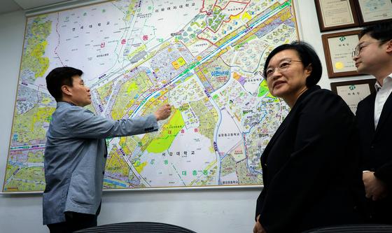 신촌 대학가 원룸 밀집지역 부동산 찾은 한성숙 총리