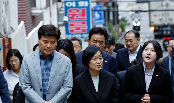 대학가 원룸 밀집지역 둘러보는 한성숙 국무총리