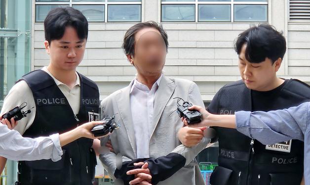 '잠실 개표소 경찰 폭행' 60대 남성 구속 갈림길