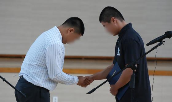 광주제일고에 사과문 전달하는 배재고 주장