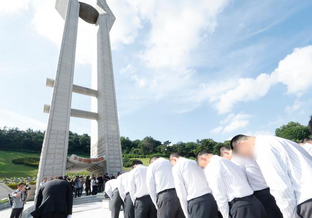 고개 숙인 배재고 학생들…'5·18 조롱 응원'이 남긴 것