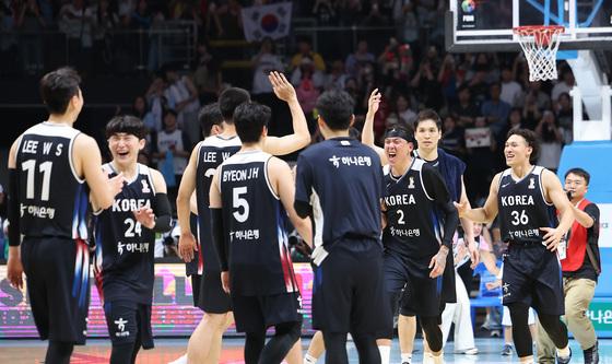 한일전 승리 거둔 대한민국 농구대표팀