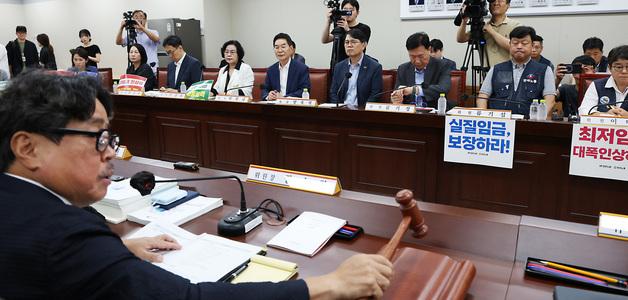 최저임금 12차 회의…노사 격차 1290원, 추가 수정안 논의 재개