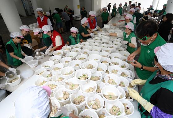초복 삼계탕 2만원 육박…집에서 먹으면 8800원, 중·말복엔 닭값 내릴 듯
