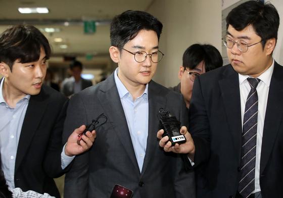 최연소 부산시장 후보의 몰락…'음료컵 테러' 의혹, 결국 구속