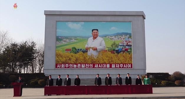 北, 전국 주요 도시에 김정은 '모자이크 벽화' 확산…우상화 상징