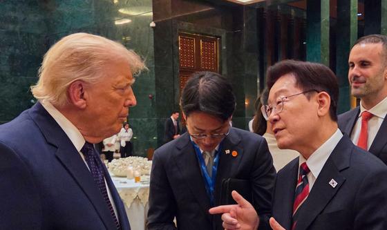 도널드 트럼프 미국 대통령과 대화하는 이재명 대통령 부부