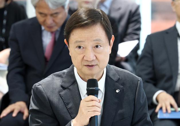 이찬진, 어르신·장애인 만나 "금융, 걸림돌 아닌 디딤돌 돼야"