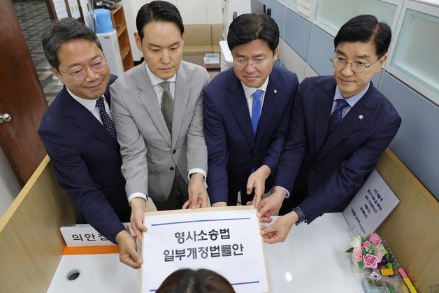'경찰 통제' 강화했다지만…檢 보완수사권·전건송치 빠진 '반쪽 개정안'